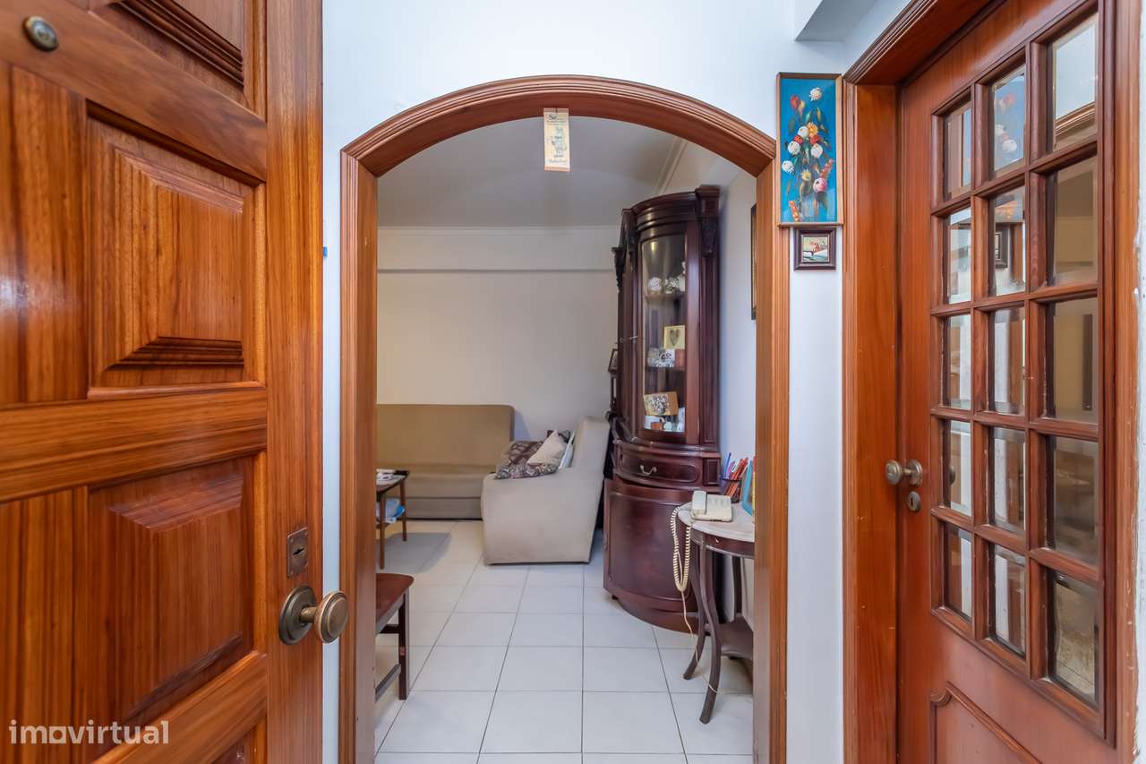 Excelente apartamento T2, situado na Tapada das Mercês-13