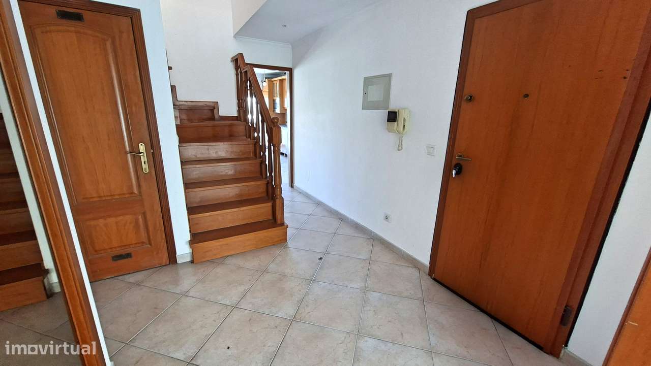 Apartamento T2+1 com 209m2 , garagem no Montijo-16