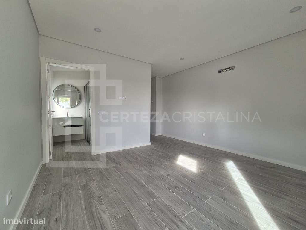 MORADIA CONTEMPORÂNEA COM PISCINA PRIVADA E GARAGEM-24