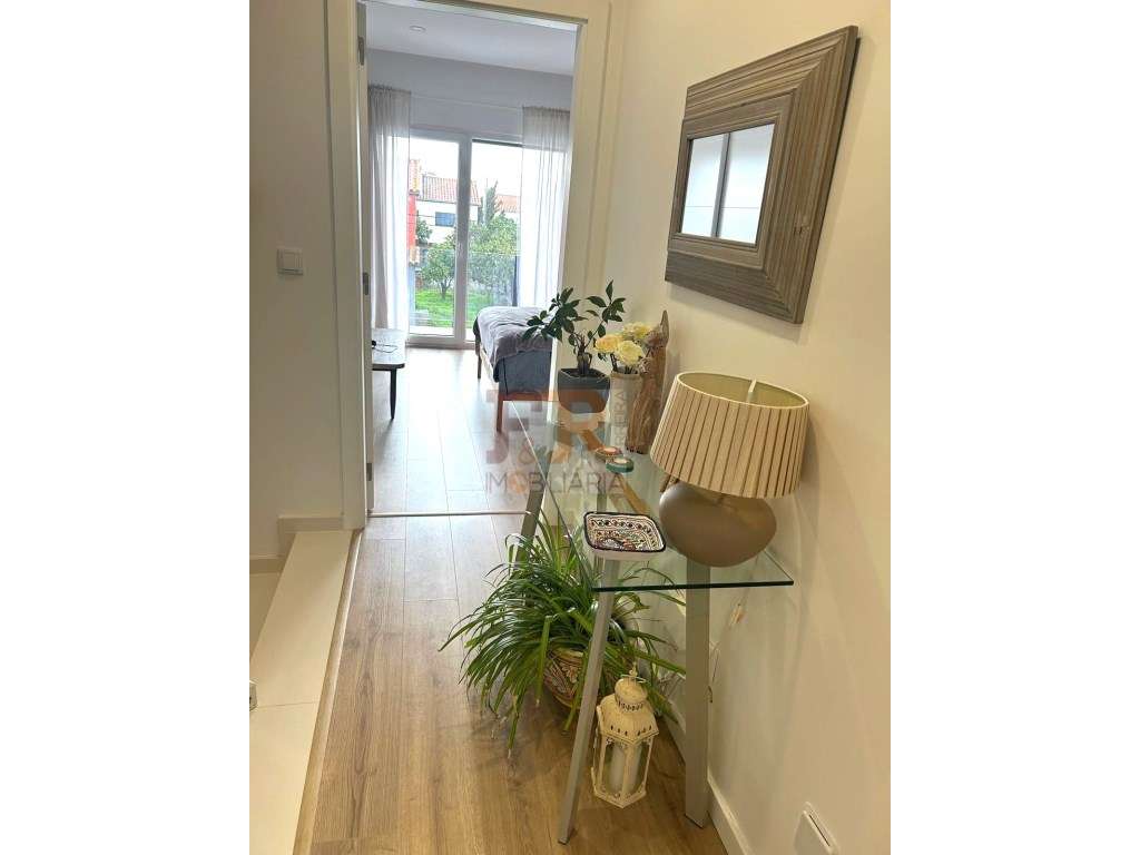 Semi-Nova Geminada Duplex T3 com Piscina Fernão Ferro-54