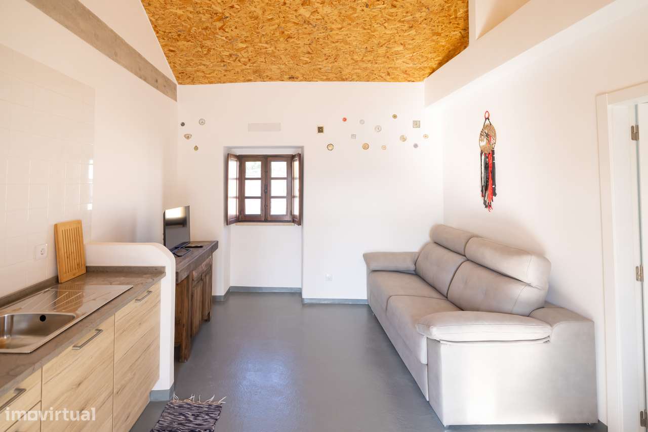 Moradia T-1 com logradouro, piscina, estacionamento.-21