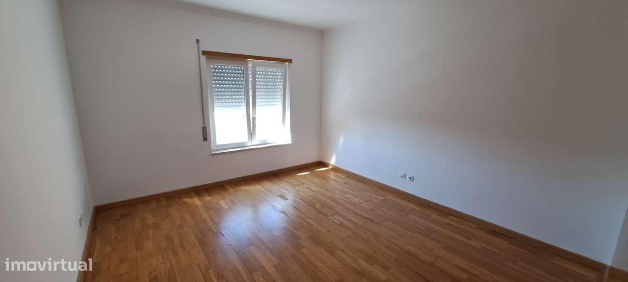 Apartamento T4 com 156m²,estacionamento, 2 arrecadações Samora Correia-12