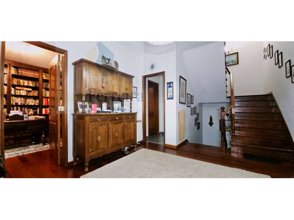 Moradia T5 com jardim privado e garagem !!-19