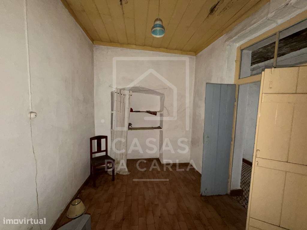 Moradia T4 com quintal e garagem em Cuba para obras-10