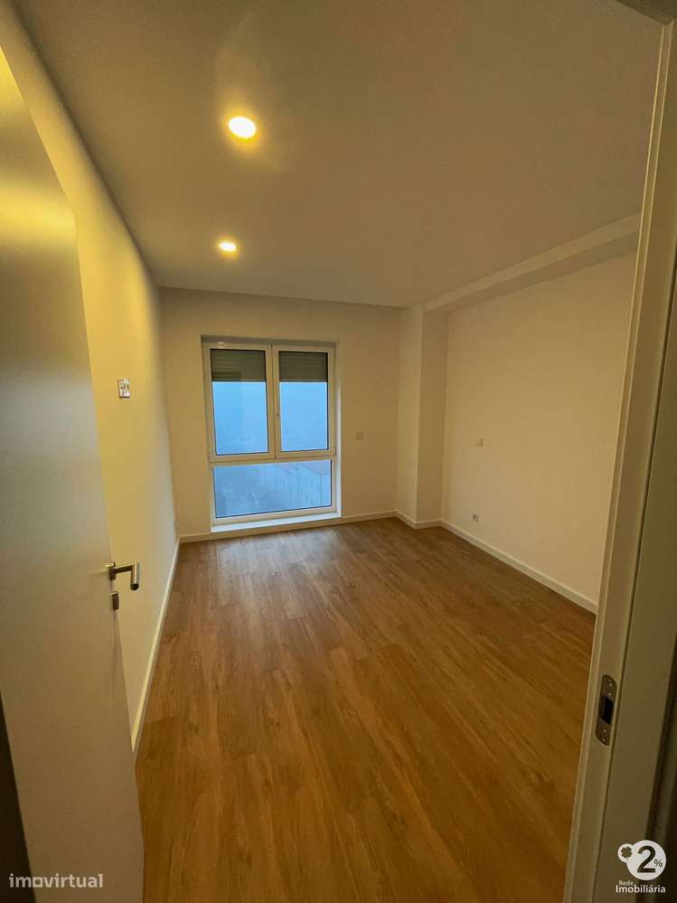 Apartamento T2 Renovado no Porto ( Torrinha )-10