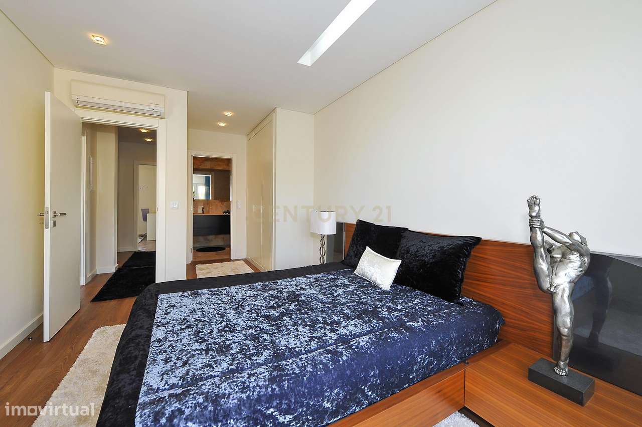 Moradia T3+1 Alto da Parede, em Condomínio Fechado com Vista Mar-19