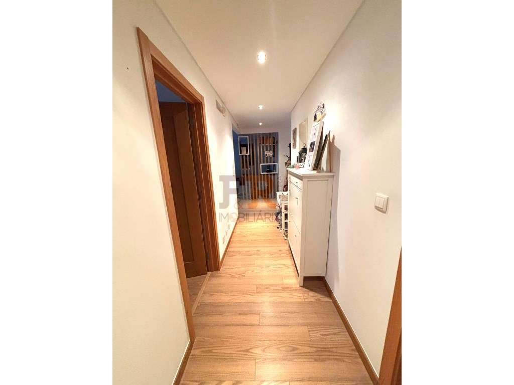 'Excelente' Apartamento T2 Moderno com Varanda ,Parqueamento Amadora-8