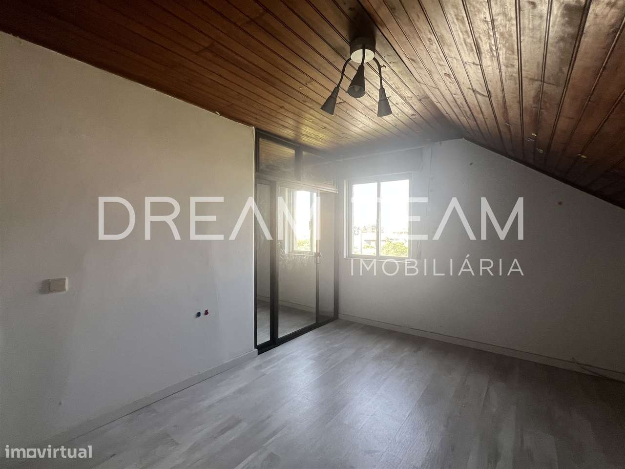 Moradia T4 Bifamiliar na Charneca da Caparica para Remodelação-27