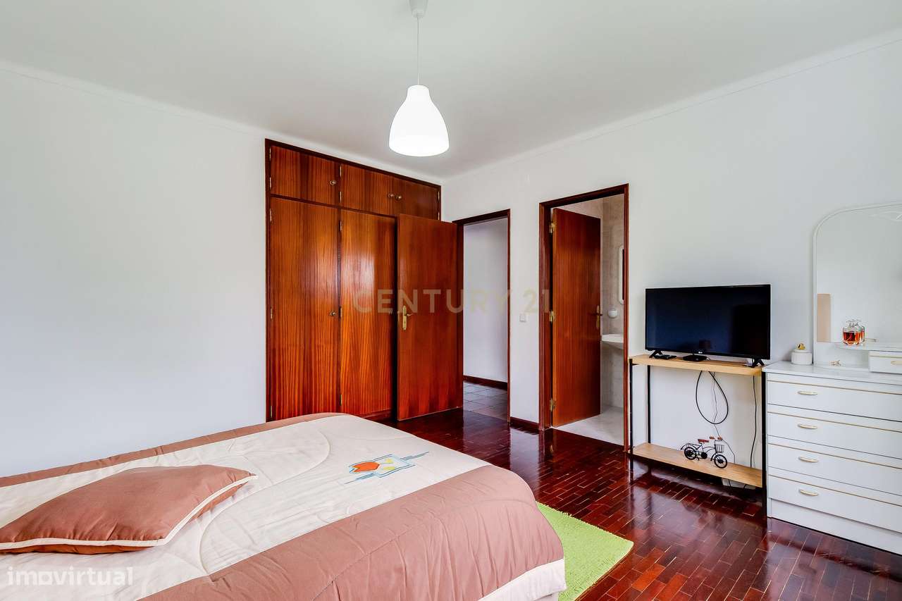 Prédio com 2 apartamentos+garagem+terreno-4