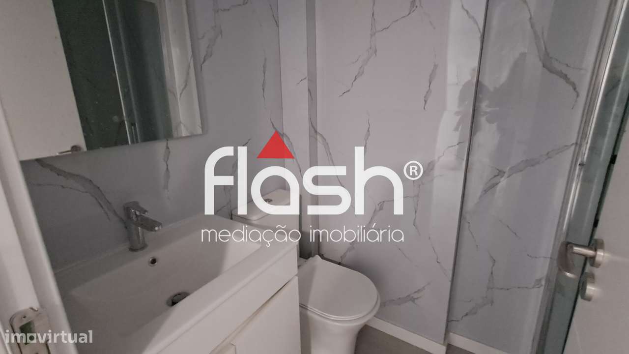 Apartamento T2 Remodelado em Benfica-13