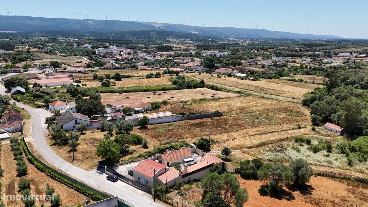 Quintinha Renovada com Terreno de 14.760 m² em Carvalhal, Turquel-5