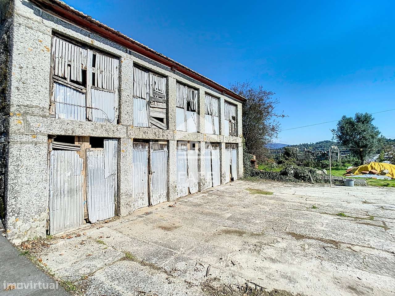 Moradia T0 com 254m² e terreno de 2490m² perto de áreas verdes - Grande imagem: 2/20