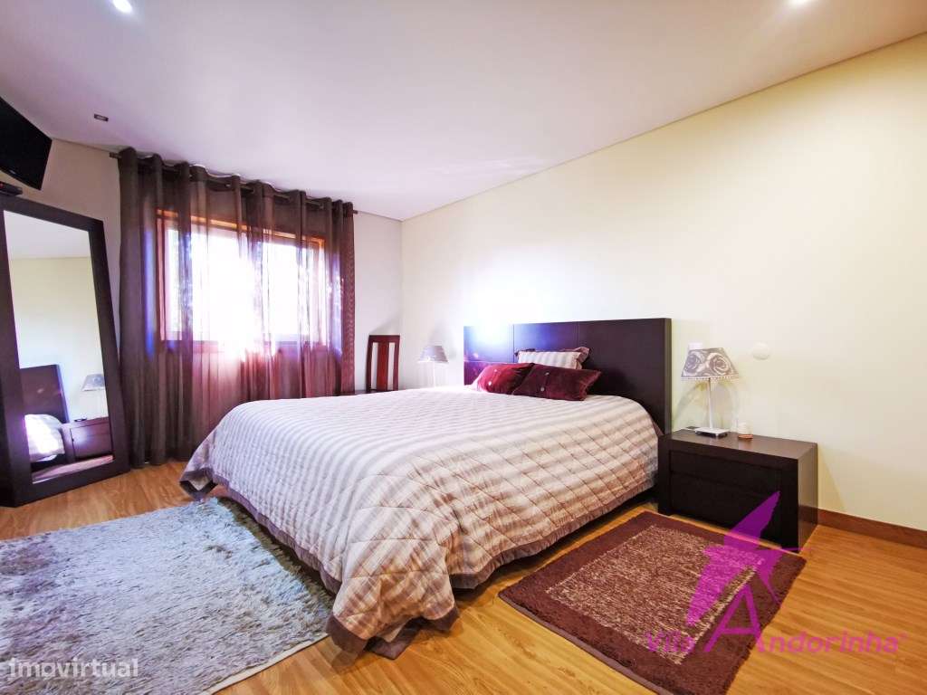 Moradia T4 Independente a 5 minutos da praia e do centro-12