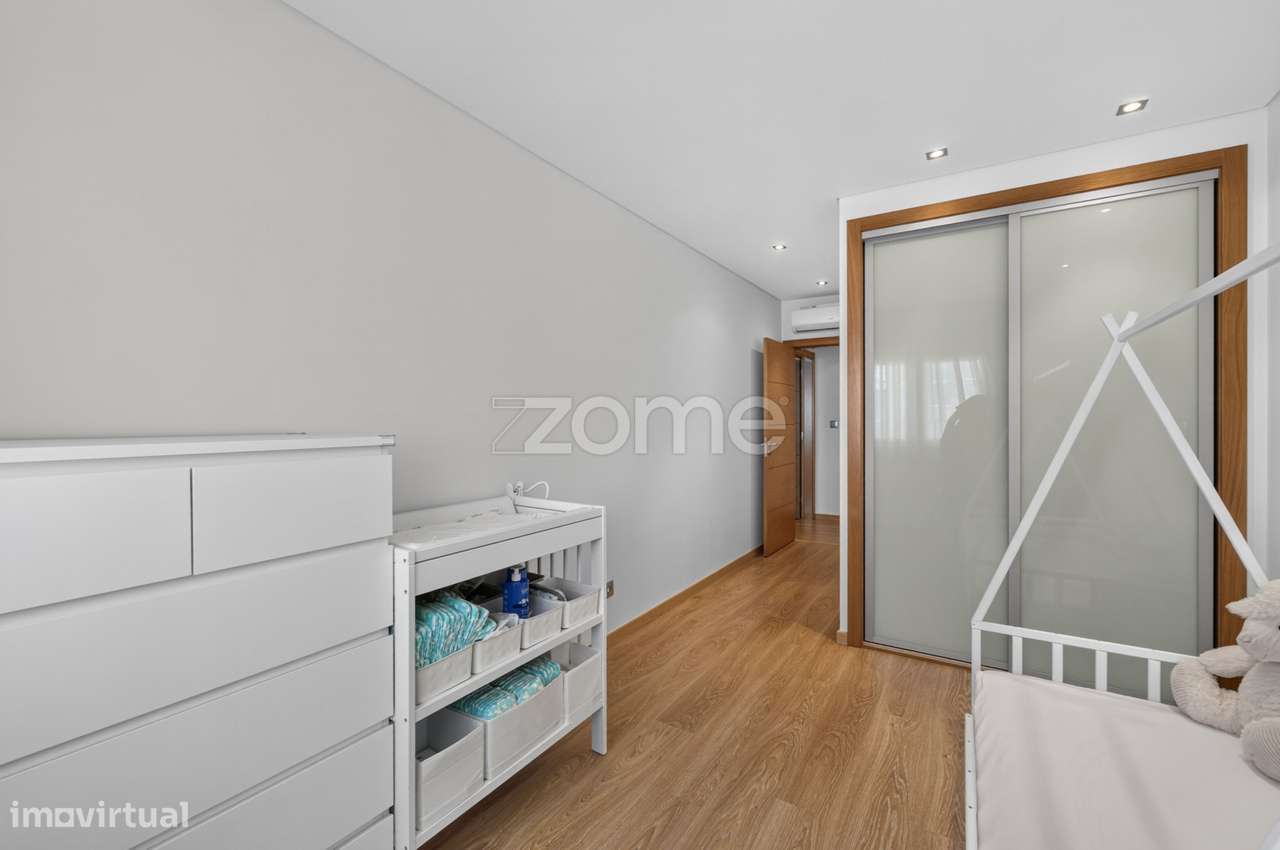 T2 de Excelência no Jardim da Amoreira com Box e Arrecadação-21