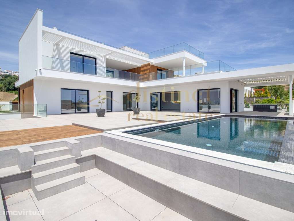 Moradia de Luxo com Piscina Infinita e Garagem - Grande imagem: 2/45