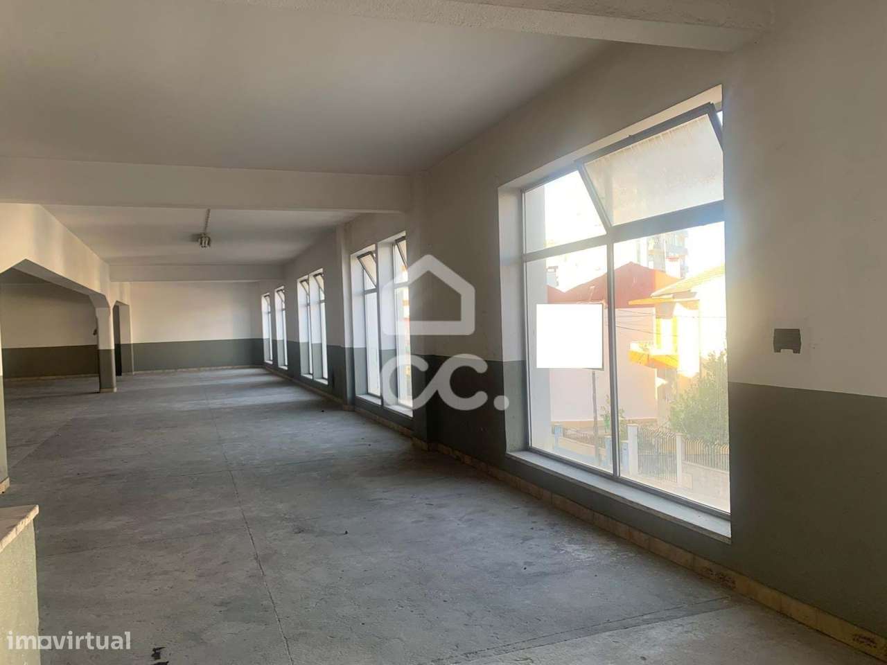 Espaço amplo, na Cruz de Pau - Grande imagem: 4/13