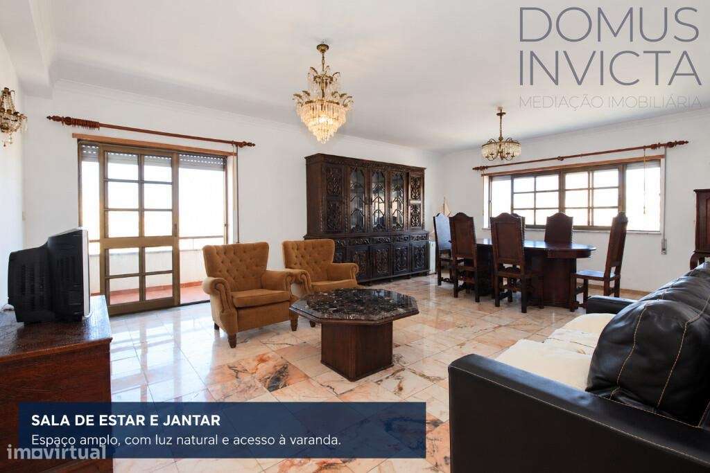 T3 com varanda, garagem e vista para o Castelo | Av. Cidade de Zamora-8