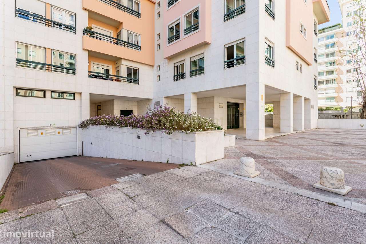 T2 com varanda, arrecadação e lugar de garagem – Rua São Bento Menni,-23