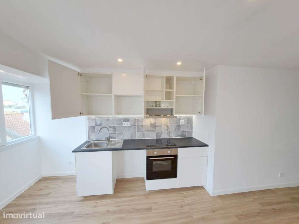 Apartamento T2 com varanda para venda em Camarate, Loures - Lisboa-5