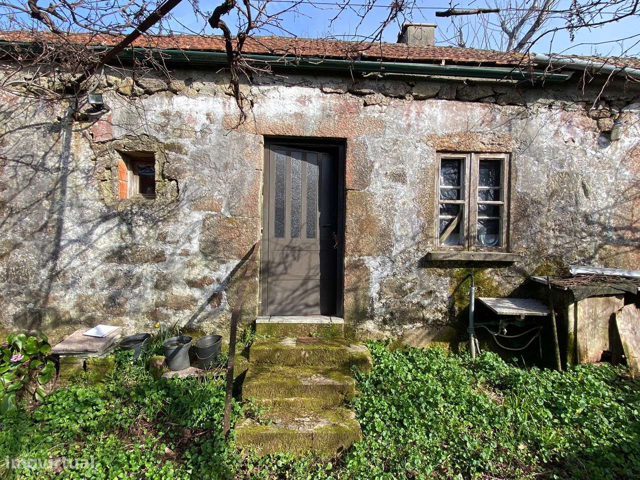 Quintinha com moradia em pedra para restauro com 2.000m2 de terreno.-5