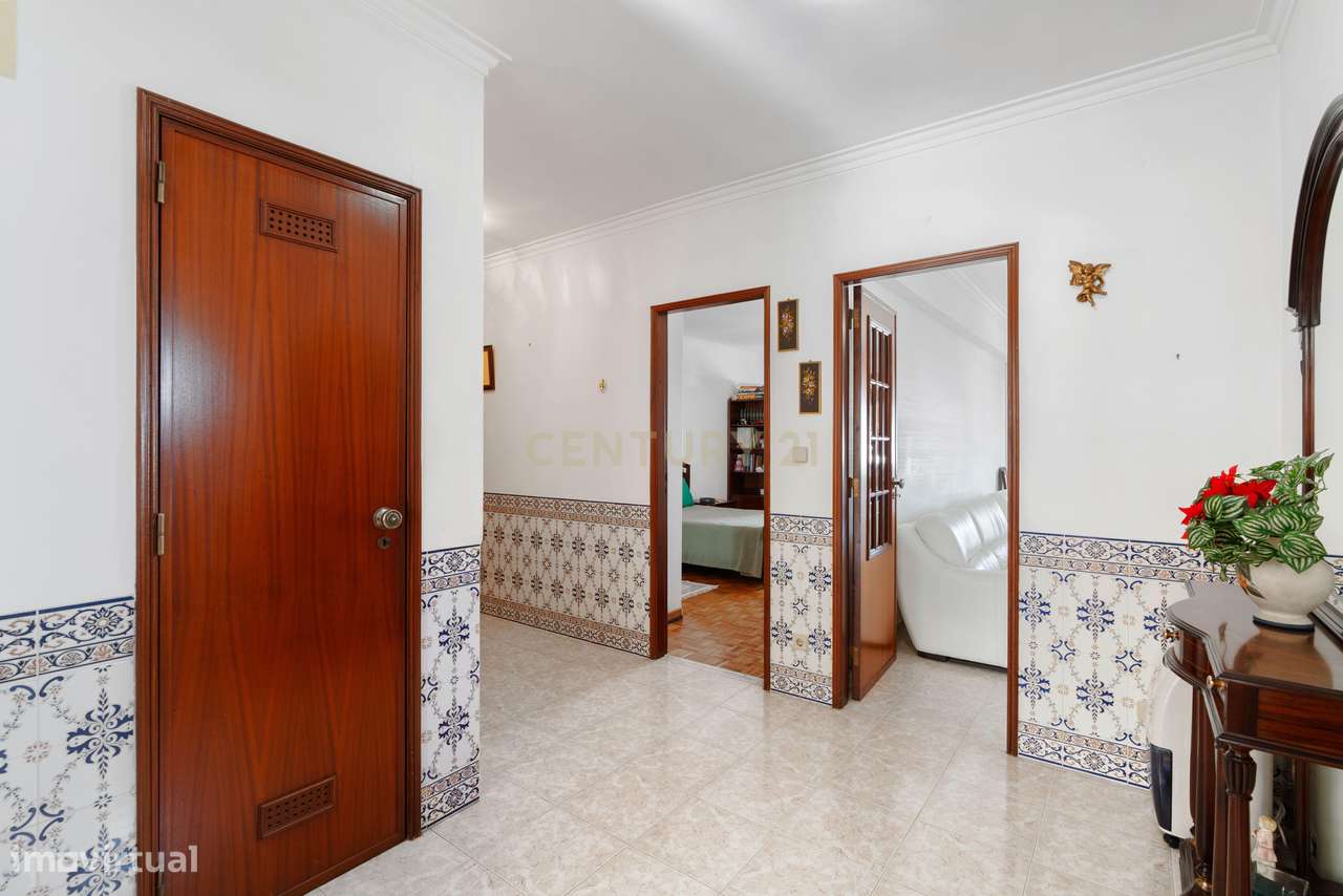 Apartamento T2 com varanda e vista desafogada-6