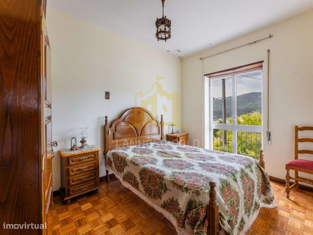 Moradia T6 em Lanhoso - Espaço, Conforto e Versatilidade-12