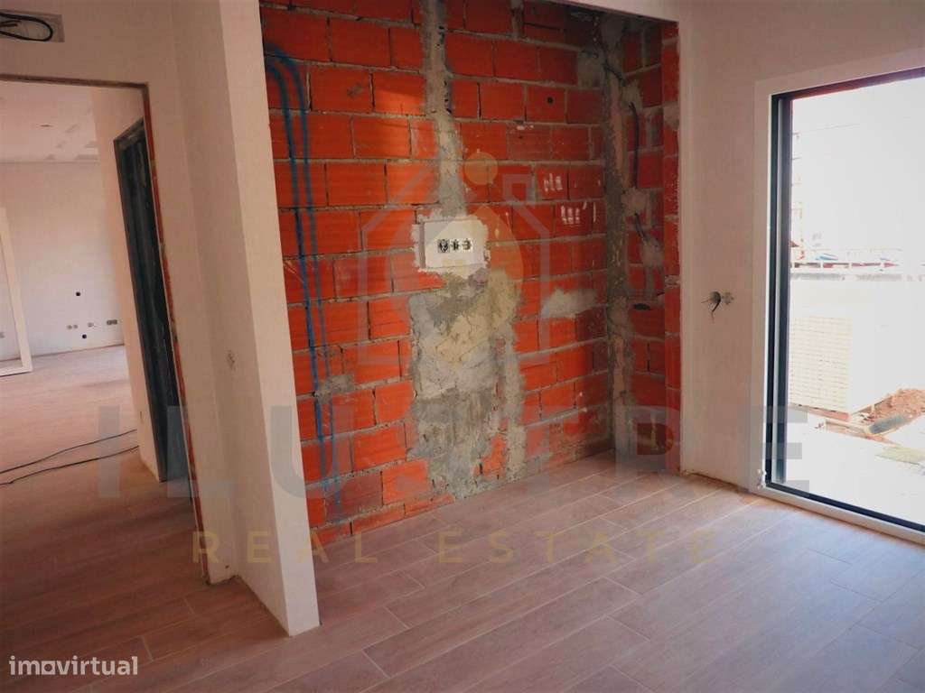 Moradia isolada com áreas generosas e piscina nos Foros da Amora-22