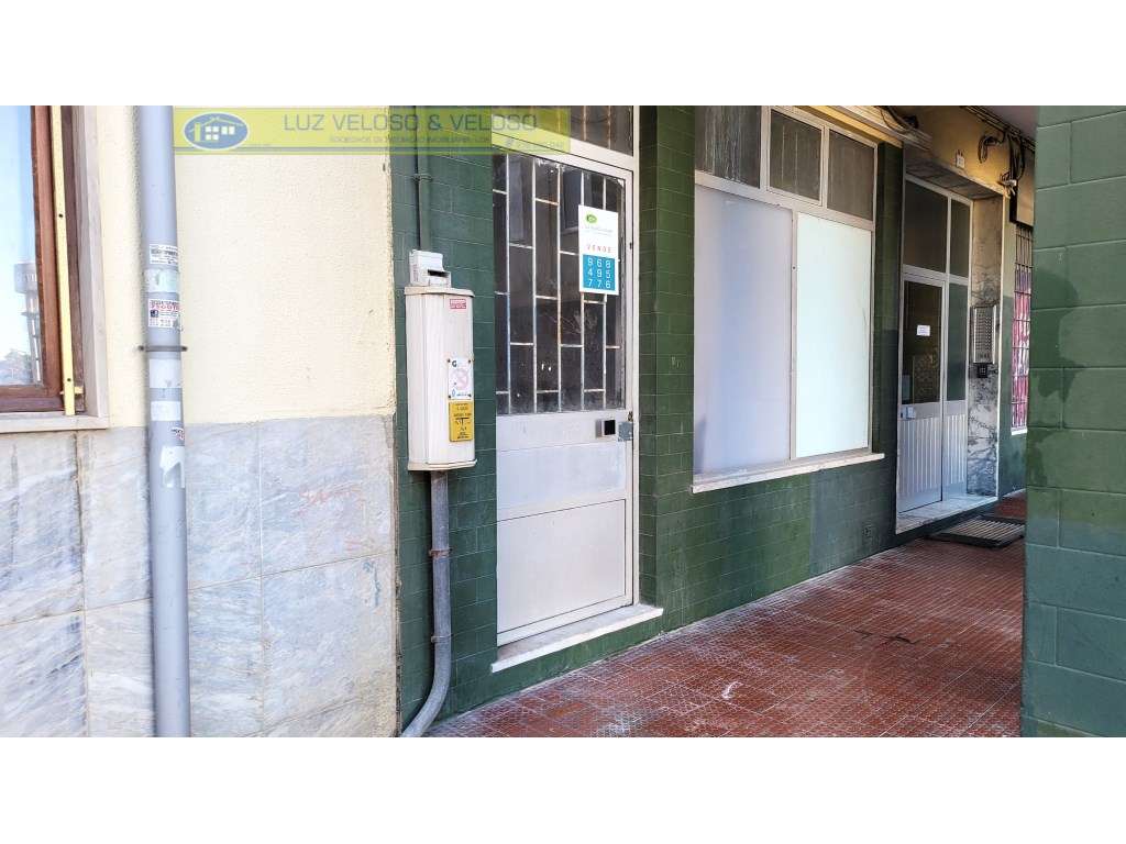 Loja de 38,27 m2 com cave de 300,00 m2. Alto do Seixalinho, Barreiro. - Grande imagem: 3/25