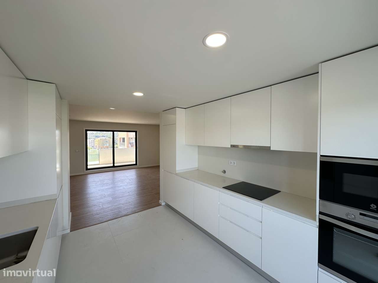 ÚNICO - T3+1 Novo, Último Piso, c/ Varandas e Garagem 3 automóveis - Grande imagem: 5/31