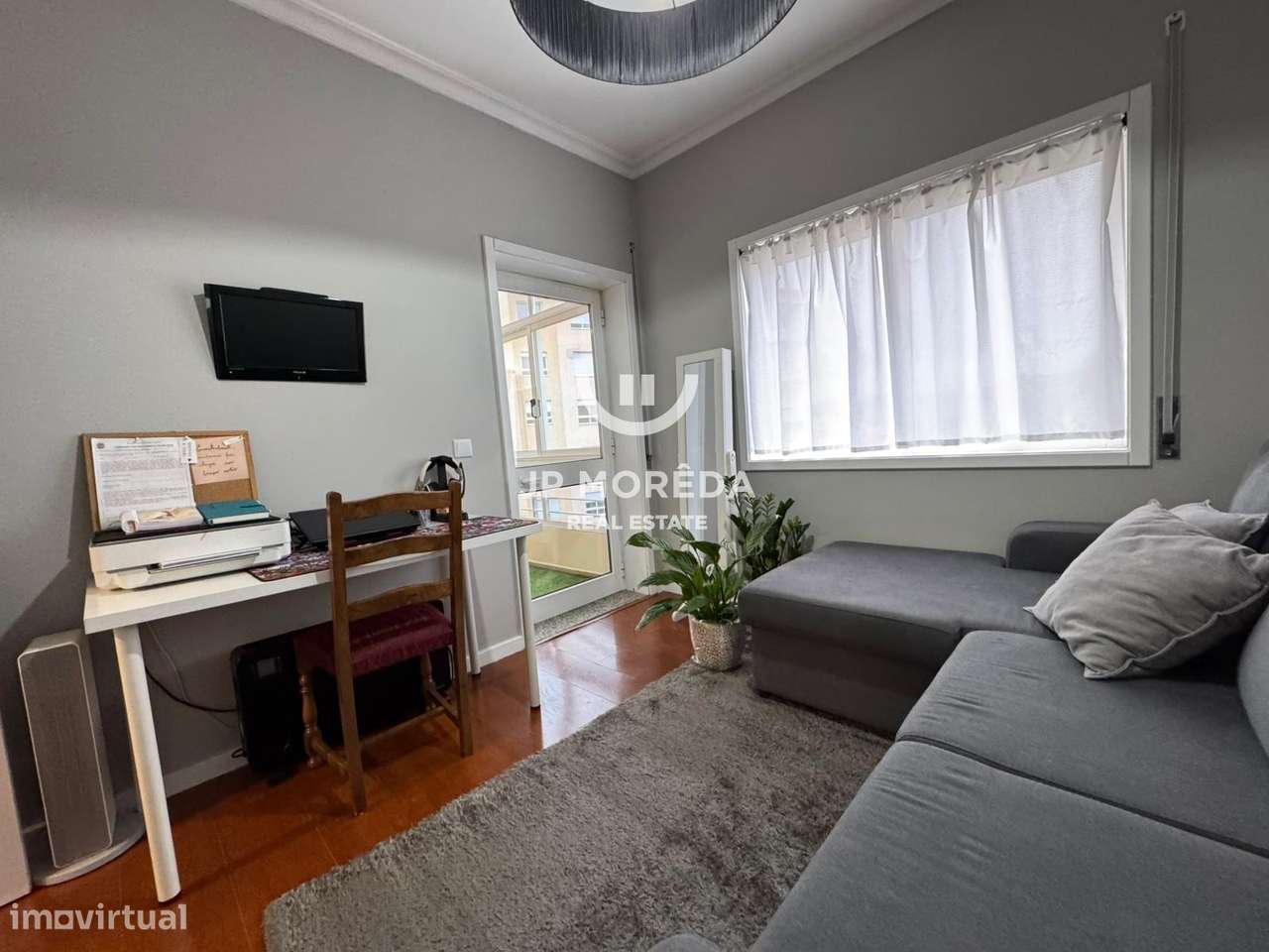 T2 com varanda, garagem e elevador no centro de Santo Tirso-11