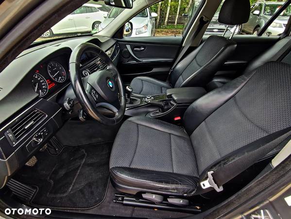 BMW Seria 3 320i Touring Edition Exclusive - 27