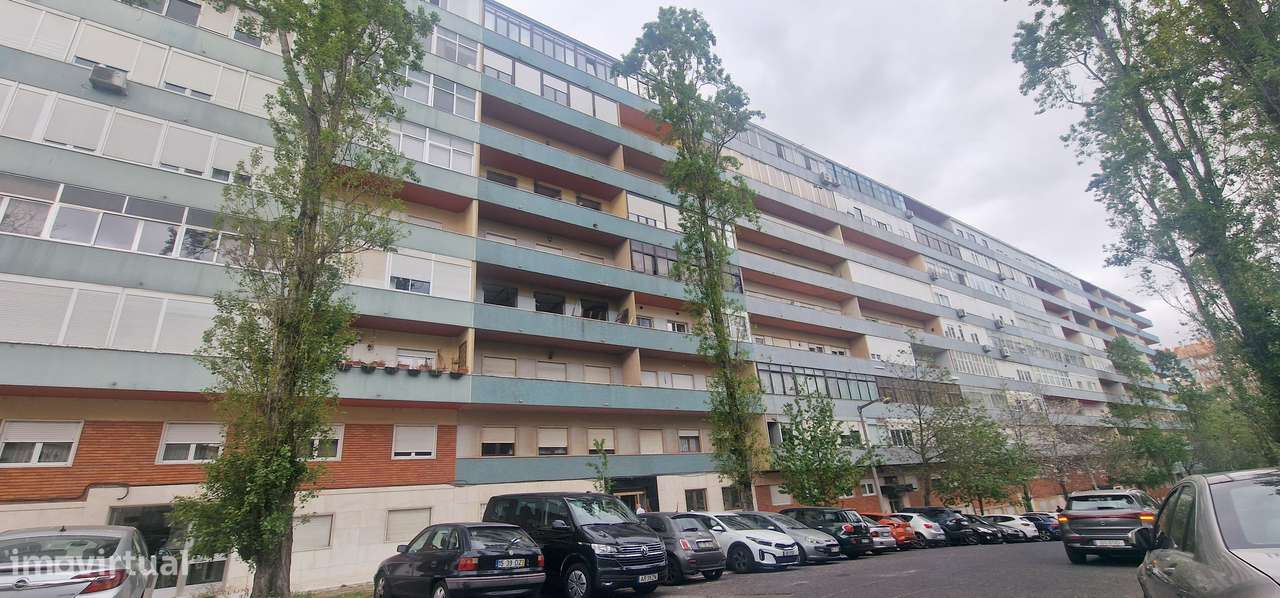 Apartamento T3 de Luxo e Modernidade no Coração de Benfica com Vista p-35