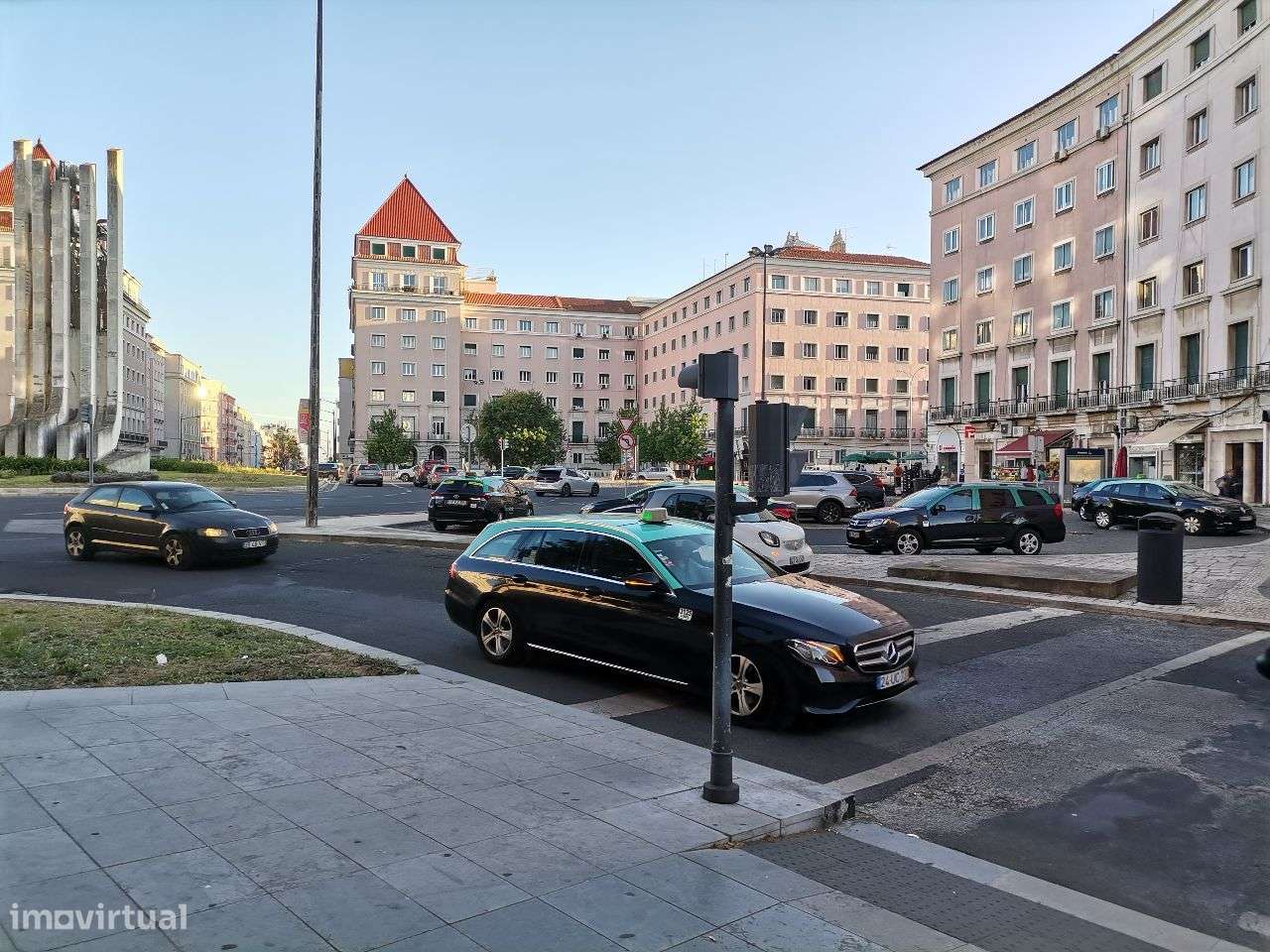 Papelaria Tabacaria em funcionamento, passagem de peões,e transportes-7