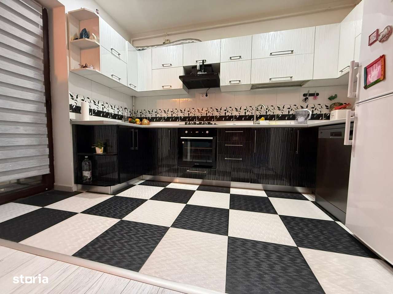 Apartament cu 3 camere, decomandat, zona Albert-2