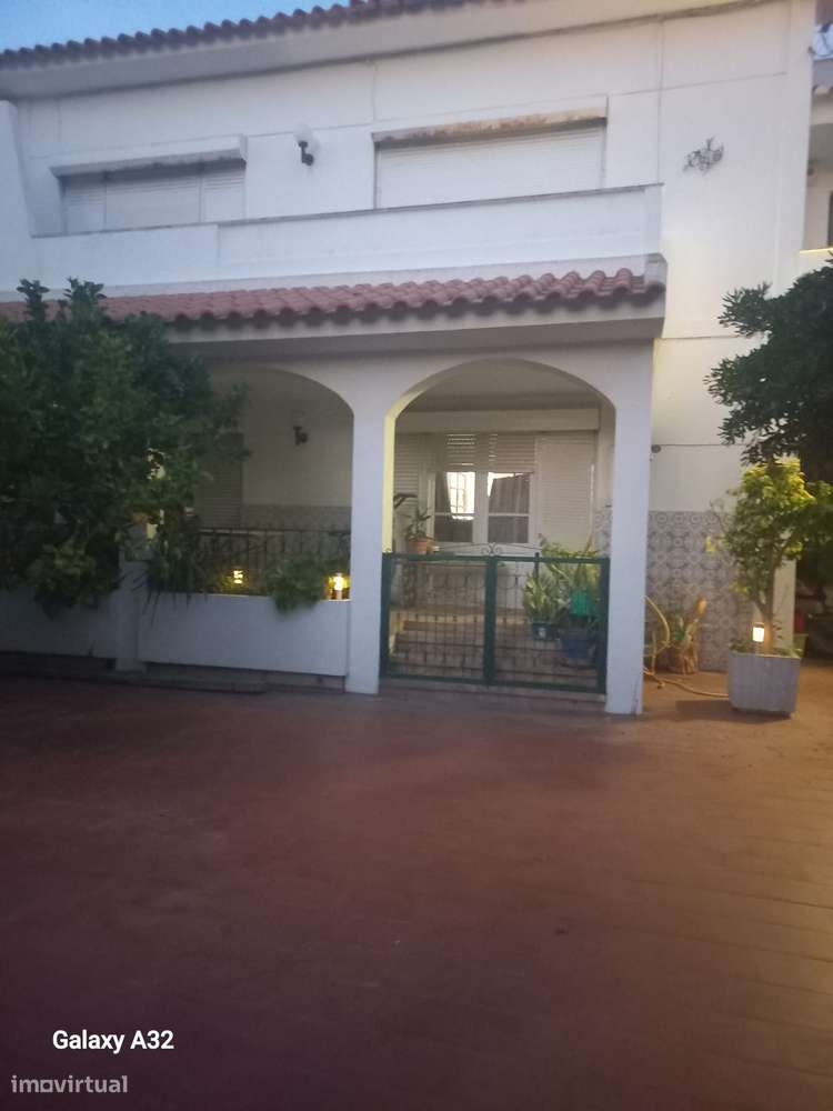 Excelente moradia centro Costa Caparica-6