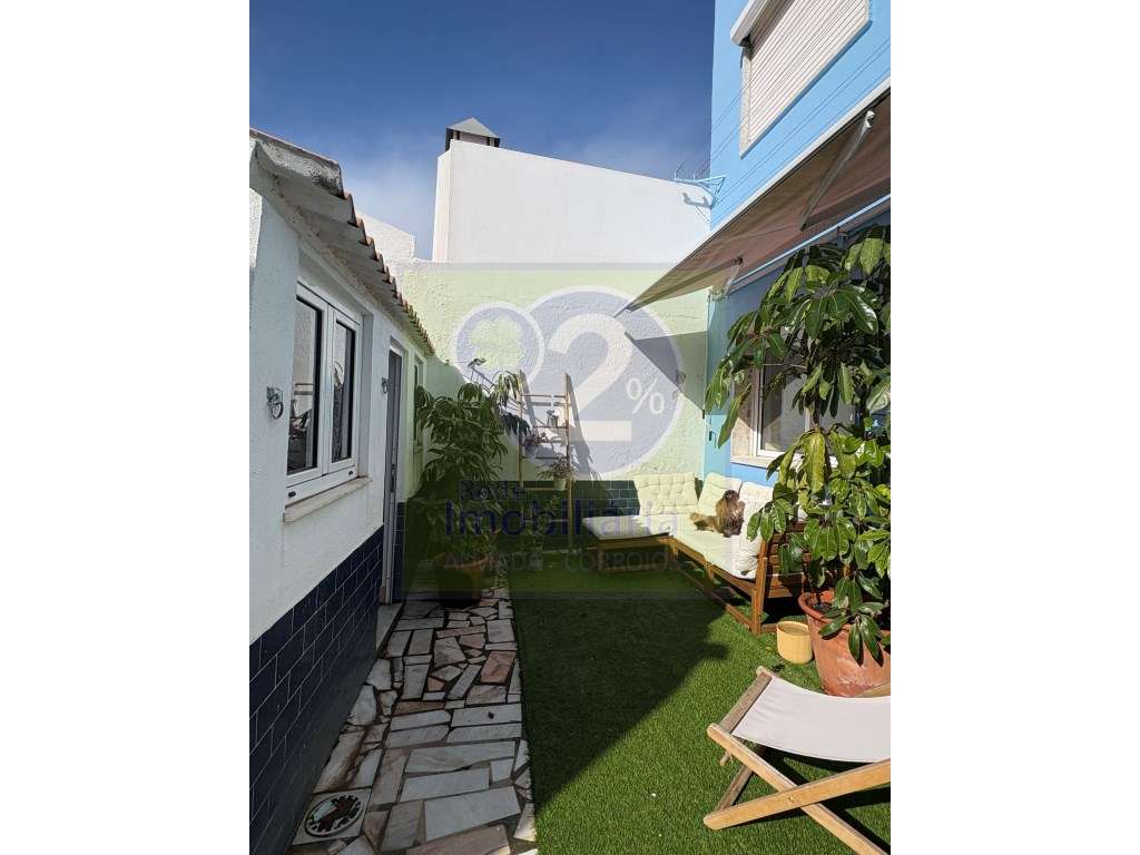 T2 com pátio de cerca de 43m2 - Grande imagem: 2/17