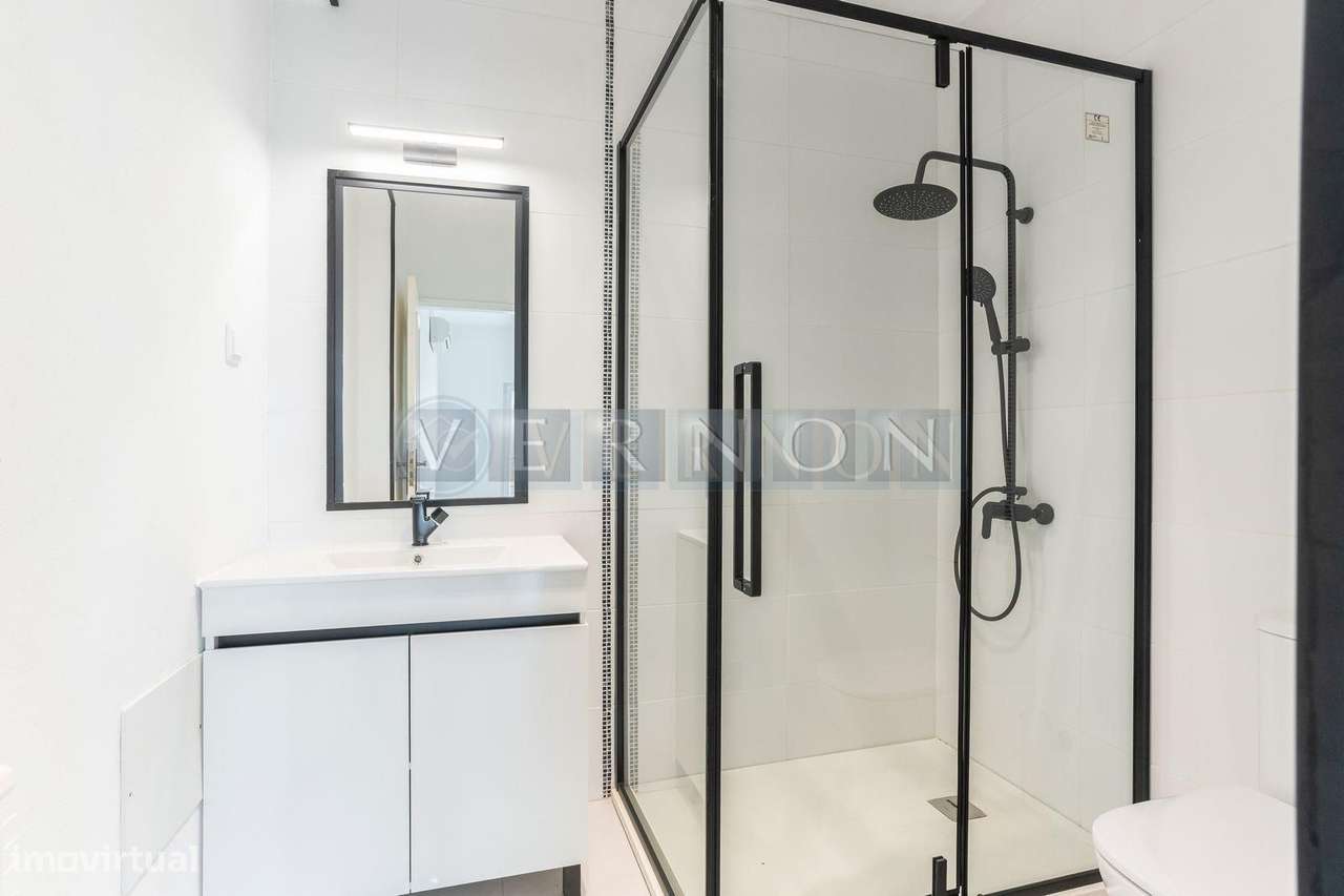 Moradia Renovada T4 com Vista Rio Arade, Piscina e 2.450 m² de Terreno-26