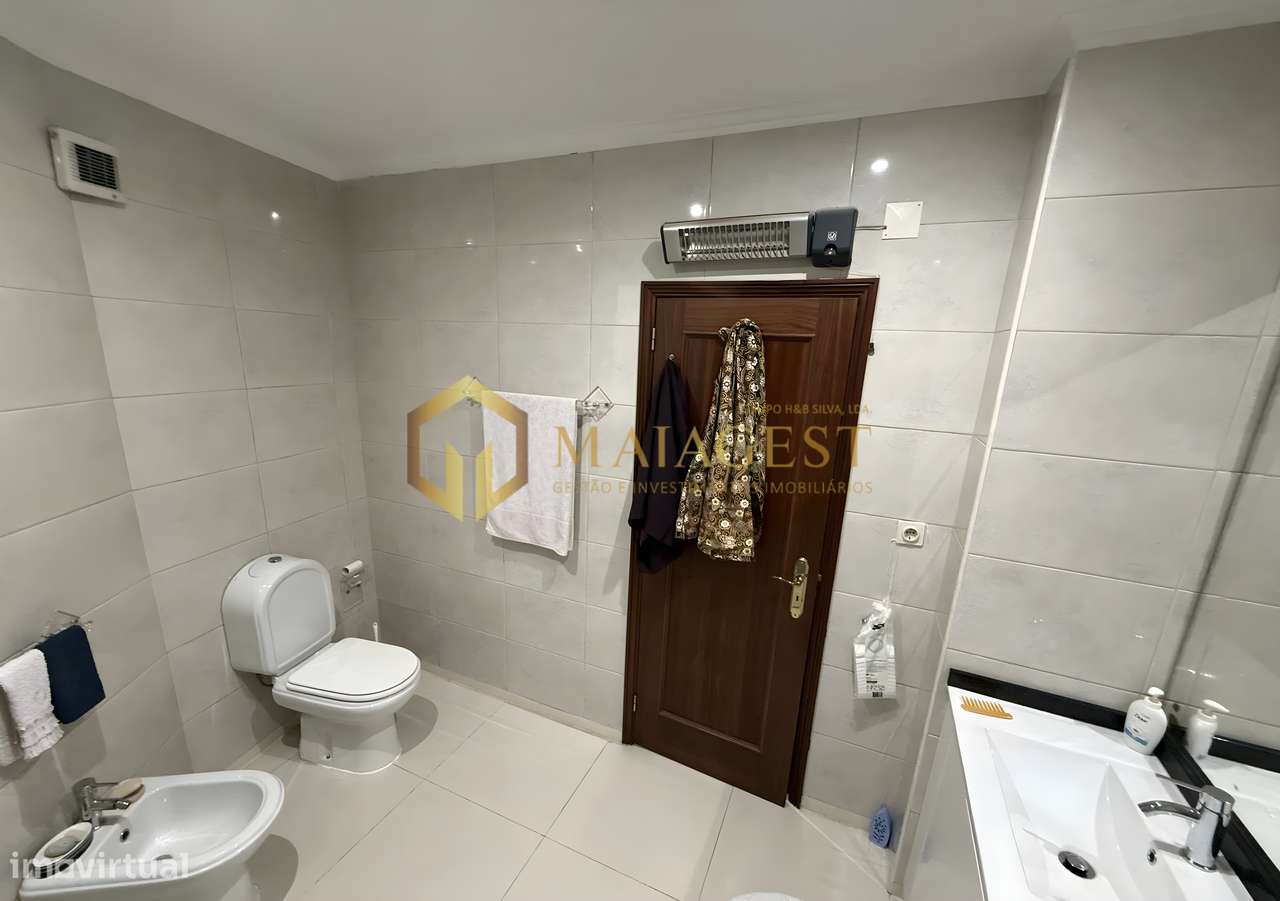 Apartamento T2 Renovado na Madalena com Garagem e Arrumos-18