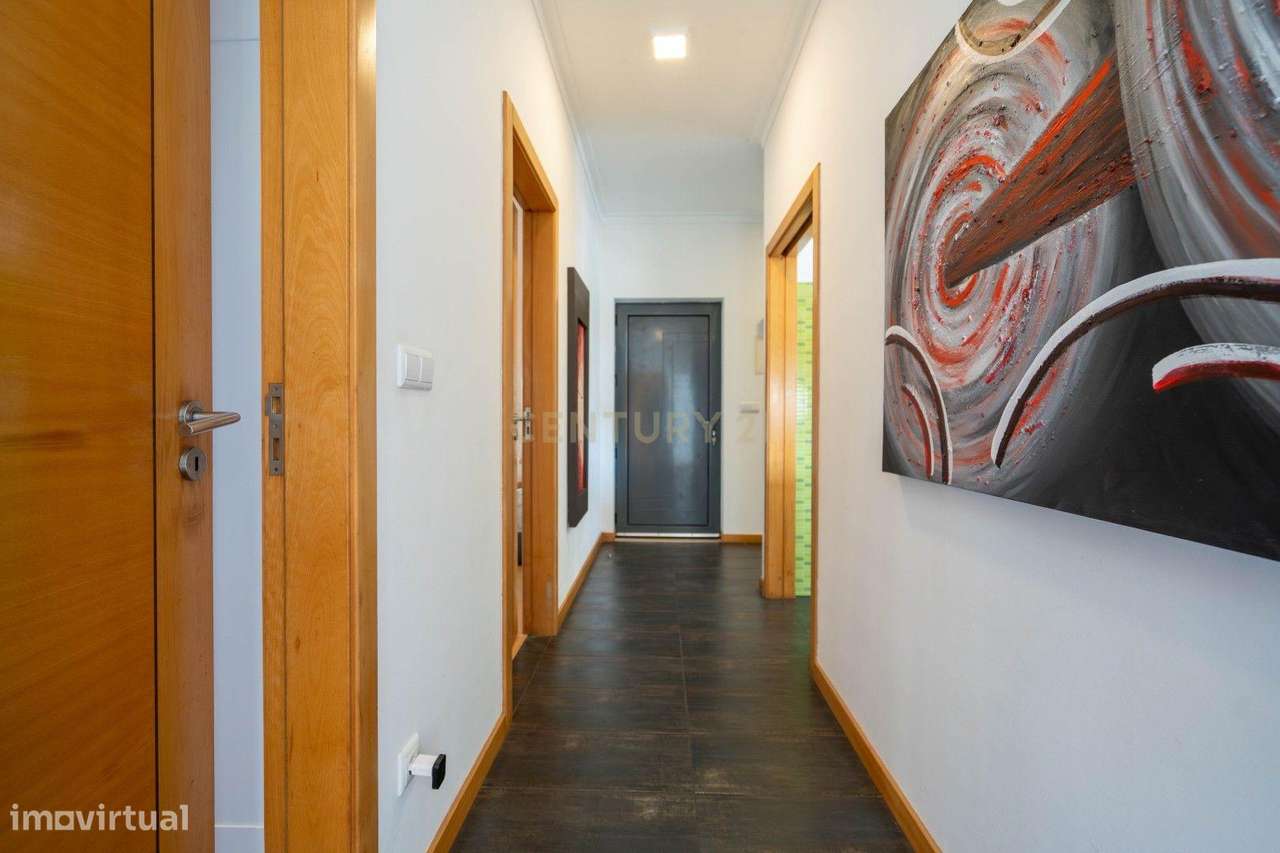 Moradia térrea T3+1 com linhas modernas,varandas,churrasco,jardim,gara-12