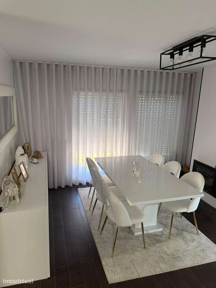 Moradia geminada Bi-Familiar T3 + T1 — Dois espaços...-0