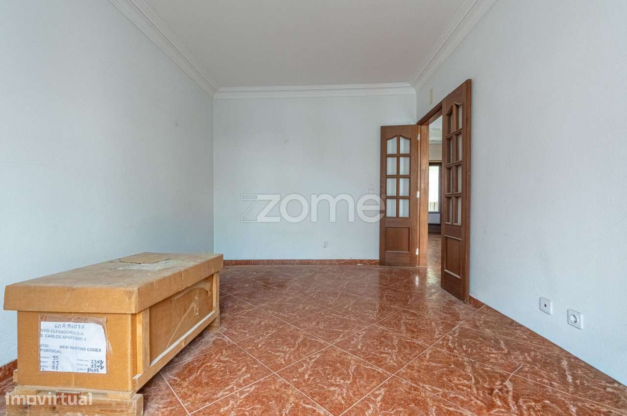 Moradia T3+1 em Manique de Cima a necessitar de acabamentos-6