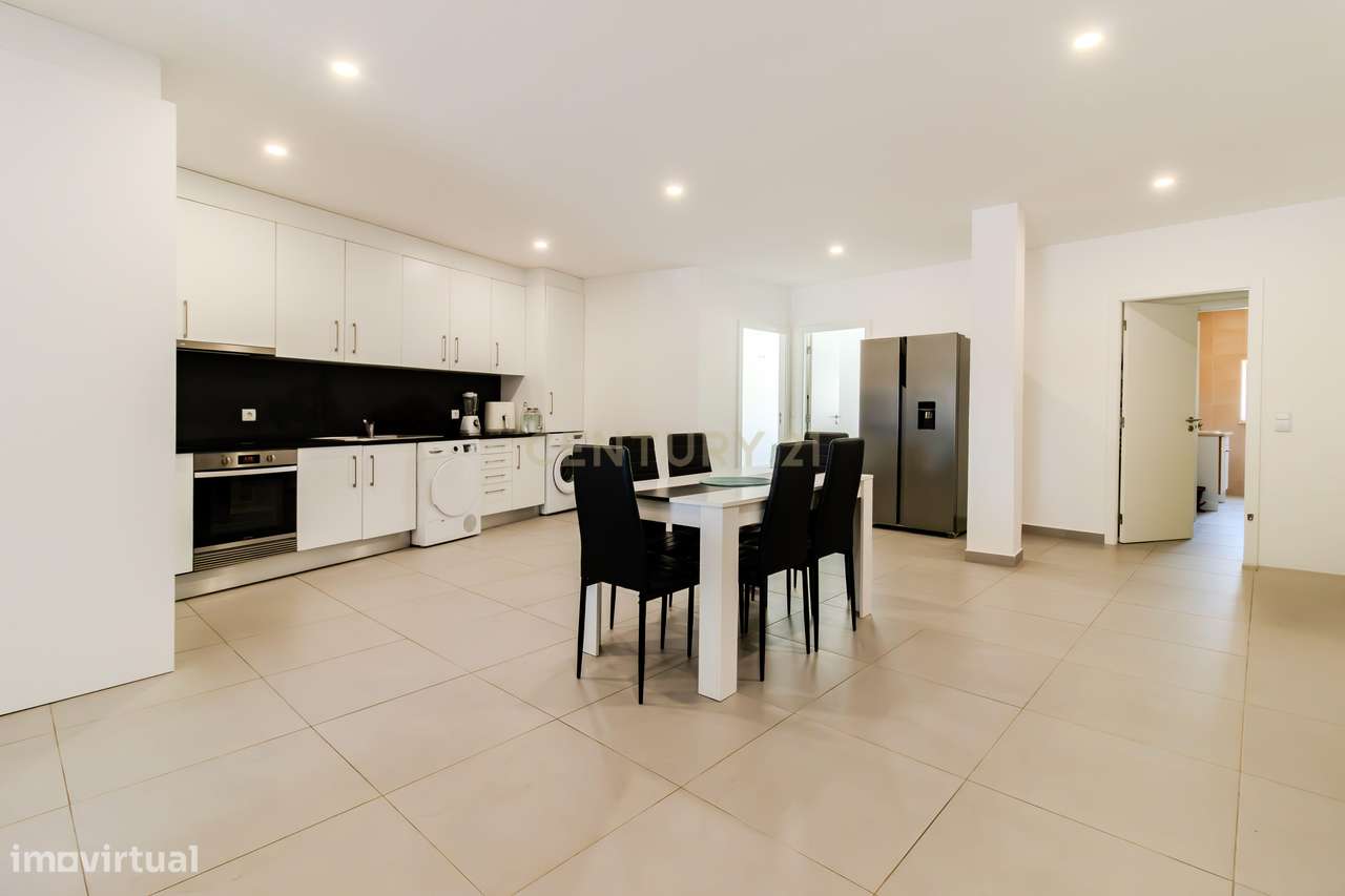 Excelente T2 térreo  com Áreas Amplas e Garagem - Grande imagem: 3/17