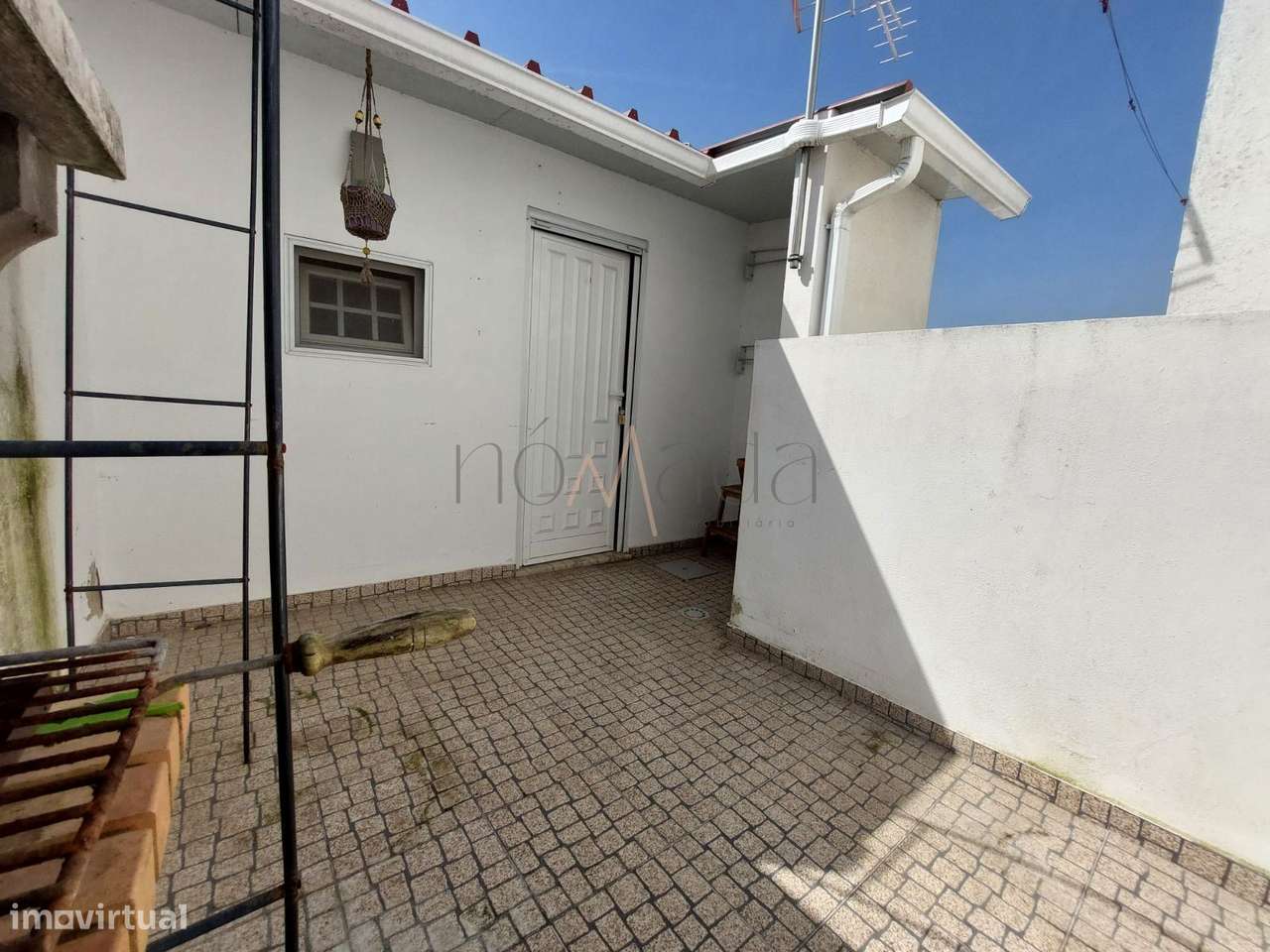 Moradia em banda no Feijó  Simples por fora, cheia de possibilidade...-15