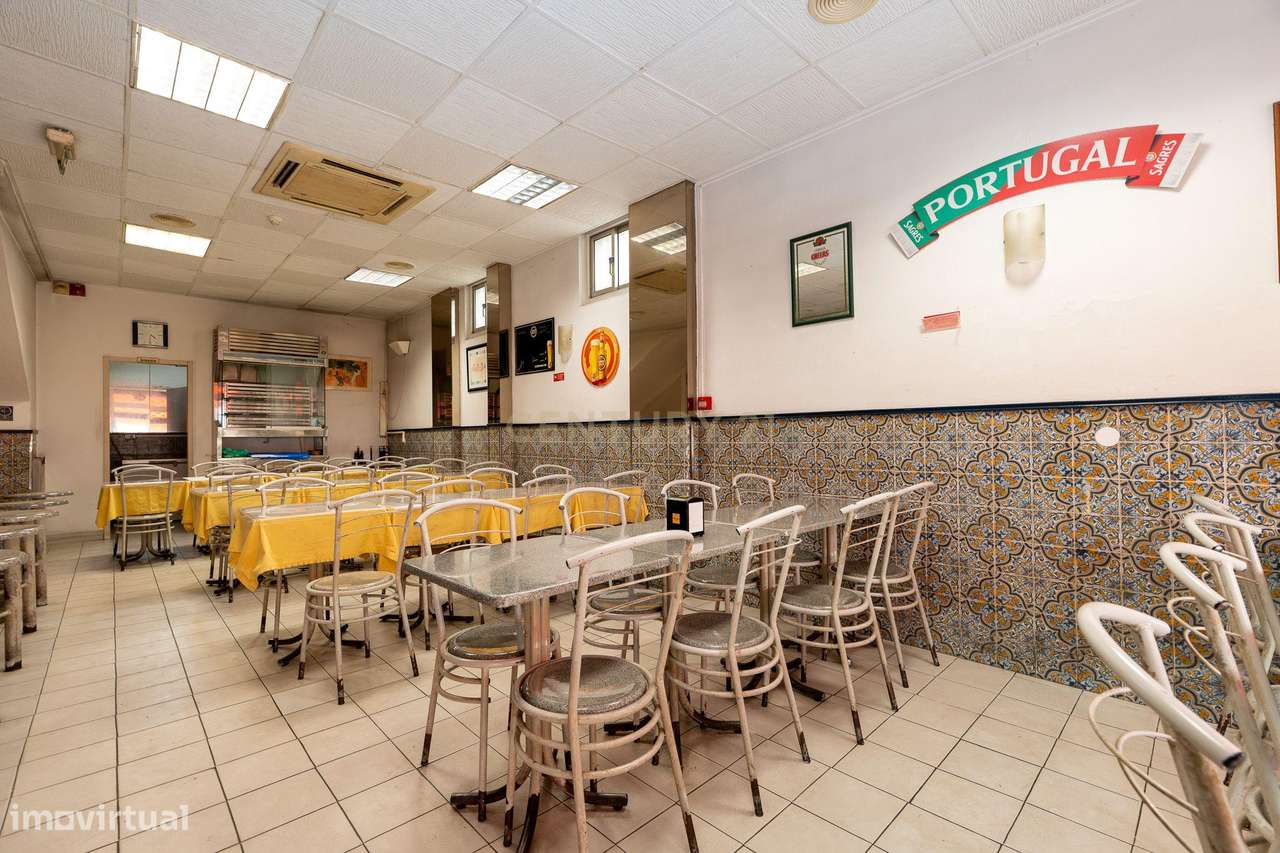 Loja com afetação de comércio, localizada no Casal Chapim, em Odivelas - Grande imagem: 4/17