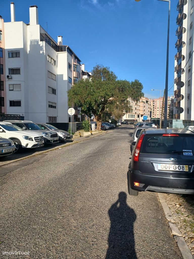 Garagem Box em Rua Doutor António Garcia De Vasconcelos, Massamá