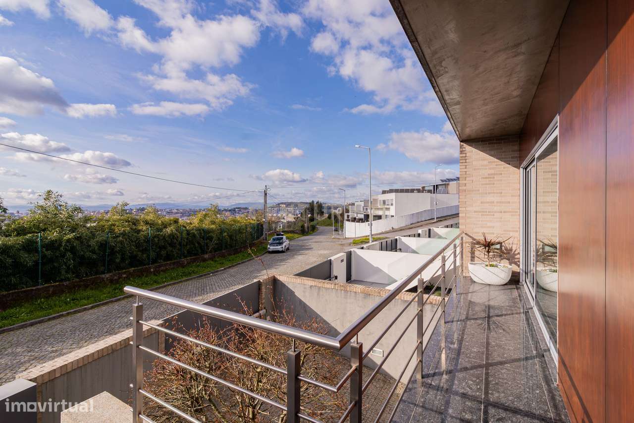 Moradia T4 + escritório com Elevador em Fraião, Braga - Grande imagem: 3/46