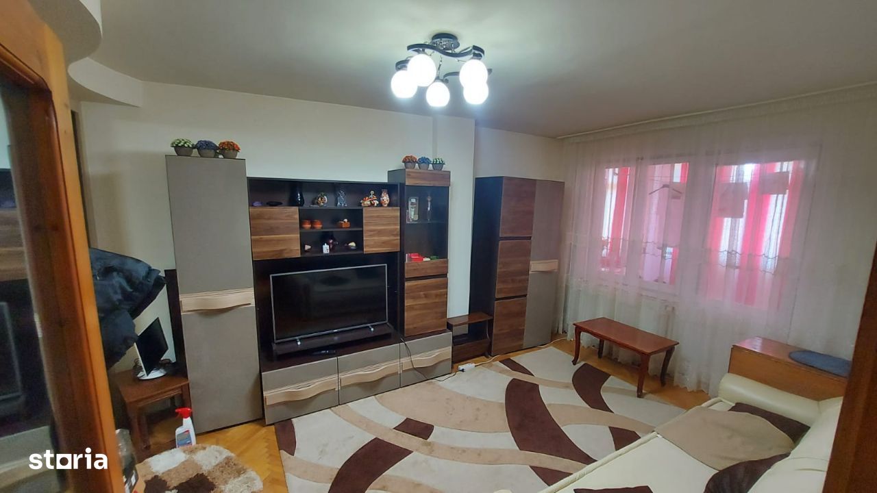 Vând apartament cu 3 camere, Mioveni-Centru-B-dul Dacia