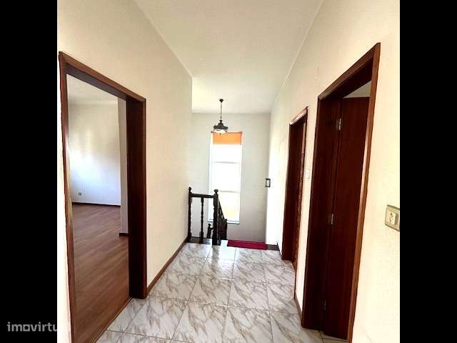 Moradia T4 isolada com jardim e garagem-8