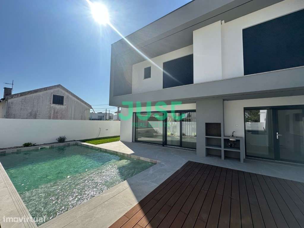 Moradia pronta, T3, isolada com piscina e garagem na Aroeira - Grande imagem: 2/41