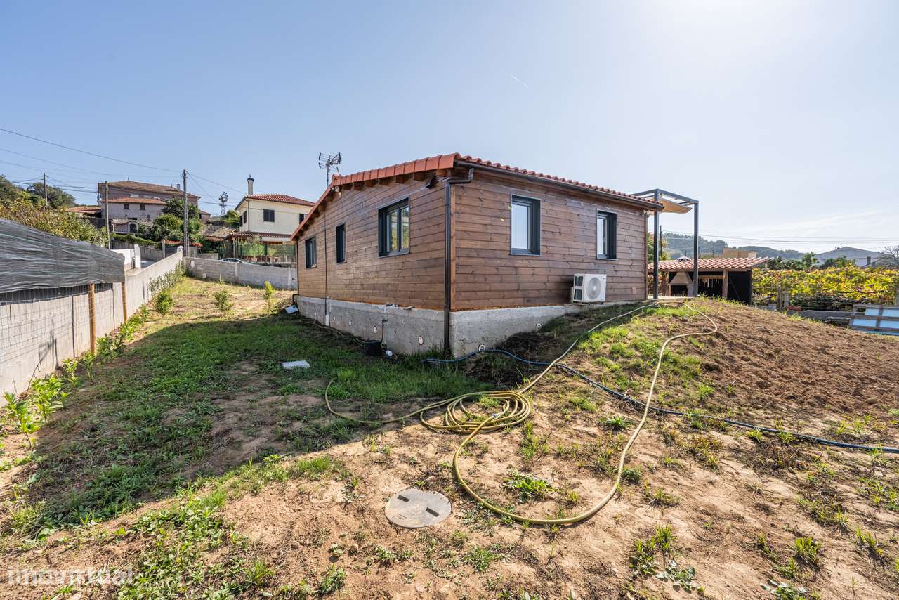 Moradia individual T2 térrea com piscina-23